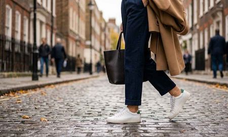 Las zapatillas de perfil bajo y estética retro reemplazan a las chunky sneakers este invierno 2026. Las zapatillas de perfil bajo y estética retro reemplazan a las chunky sneakers este invierno 2026.