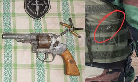 A la izquierda, una de las armas secuestradas. A la derecha la imagen del chaleco antibalas que portaba el policía, dañado por la bala. A la izquierda, una de las armas secuestradas. A la derecha la imagen del chaleco antibalas que portaba el policía, dañado por la bala.
