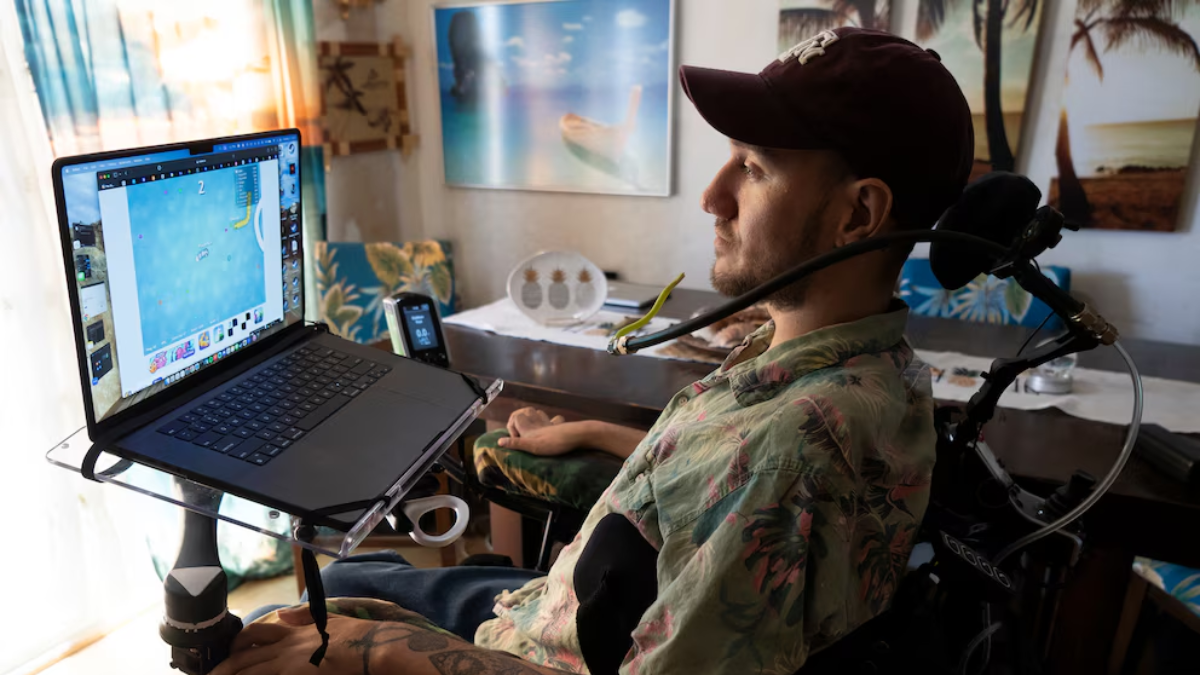 La experiencia con Neuralink transformó por completo la rutina de Noland Arbaugh. Pasa hasta diez horas diarias usando el dispositivo para trabajar, leer y estudiar, algo impensable antes de la cirugía La experiencia con Neuralink transformó por completo la rutina de Noland Arbaugh. Pasa hasta diez horas diarias usando el dispositivo para trabajar, leer y estudiar, algo impensable antes de la cirugía