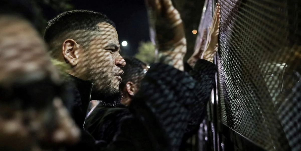 Arrojaban piedras contra la sede diplomática y la Policía empleaba gases lacrimógenos.