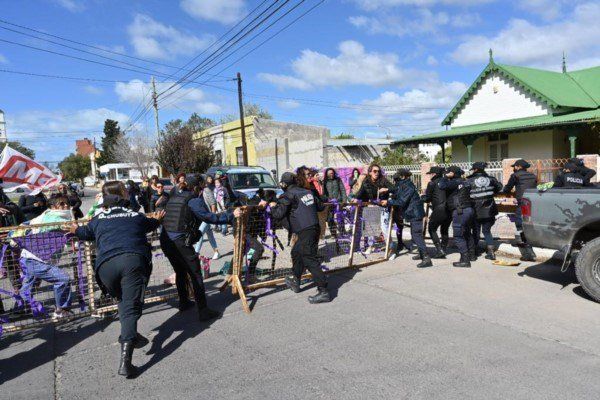 Un tribunal de Chubut absolvió hoy a los tres jóvenes acusados de abusar en grupo de una joven en 2012 en la ciudad de Puerto Madryn