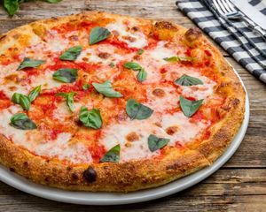 La pizza es un plato hecho con un pan plano, habitualmente circular, elaborado con harina de trigo, levadura, agua y sal que tradicionalmente se cubre con salsa de tomate y mozzarella y se hornea a alta temperatura en un horno de leña. Se venden en pizzerías y las elaboran pizzeros. La pizza es un plato hecho con un pan plano, habitualmente circular, elaborado con harina de trigo, levadura, agua y sal que tradicionalmente se cubre con salsa de tomate y mozzarella y se hornea a alta temperatura en un horno de leña. Se venden en pizzerías y las elaboran pizzeros.
