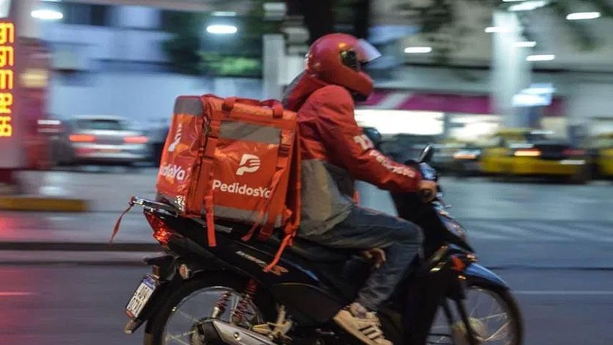 Un informe analiza cu&aacute;ntos viajes deben realizar los trabajadores de delivery en Argentina.