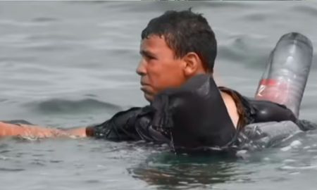 El joven inmigrante que intenta llegar a España flotando con botellas de plástico en el mar El joven inmigrante que intenta llegar a España flotando con botellas de plástico en el mar