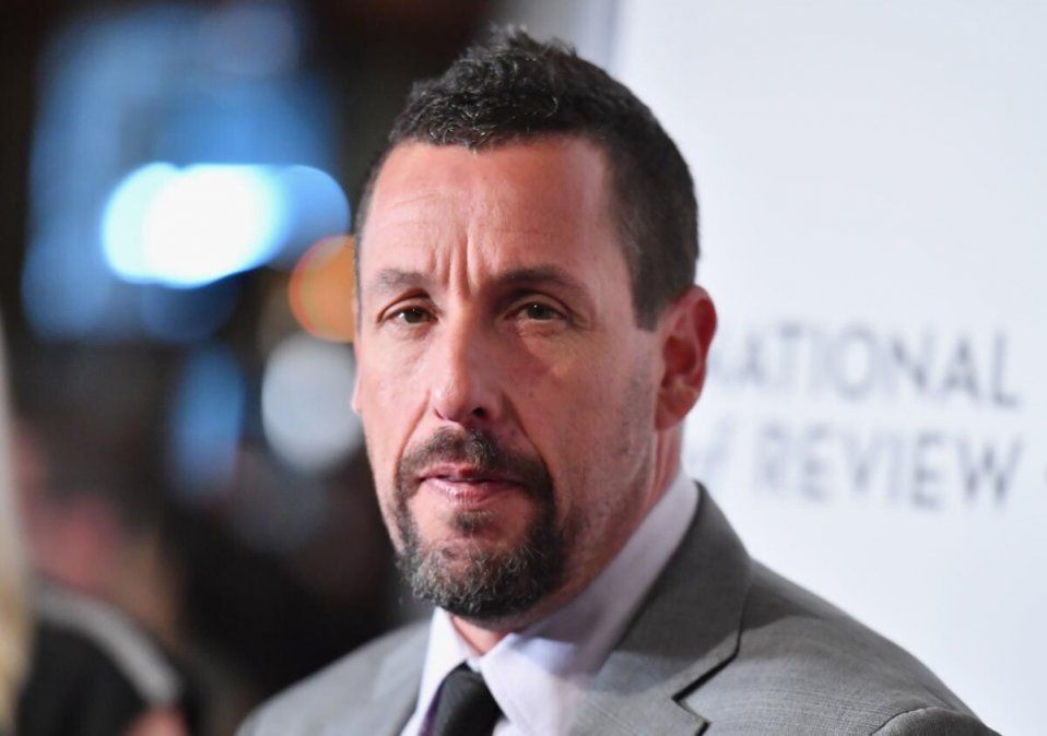Adam Sandler le respondió con sarcasmo a la moza que no lo reconoció en un restaurante.