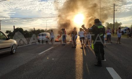 Vecinos de barrio El Pozo cortan la Ruta Nacional 168 este domingo por la tarde en reclamo de seguridad tras el homicidio del jueves por la noche. Vecinos de barrio El Pozo cortan la Ruta Nacional 168 este domingo por la tarde en reclamo de seguridad tras el homicidio del jueves por la noche.