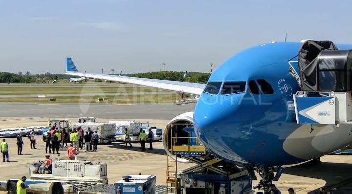 El avión con las vacunas rusas llegó este jueves a las 10.25 a Argentina. 