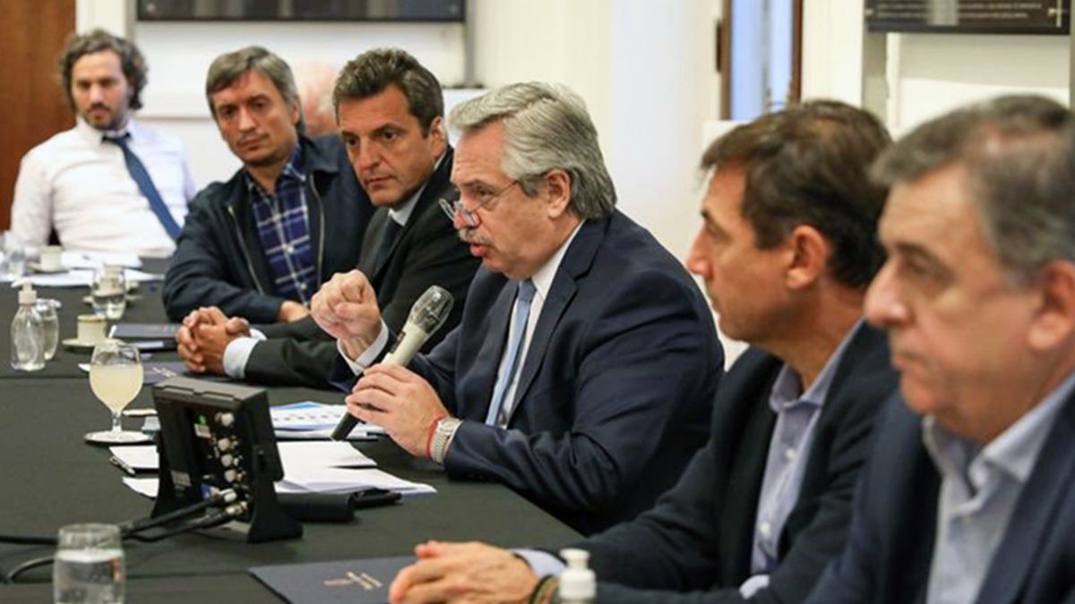 El presidente evalúa un eventual aislamiento total de la población y recibió el respaldo de la oposición