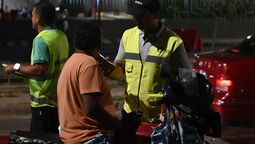 altText(Operativo de control: arrojaron agua caliente a un inspector que paró a un motociclista sin casco)}