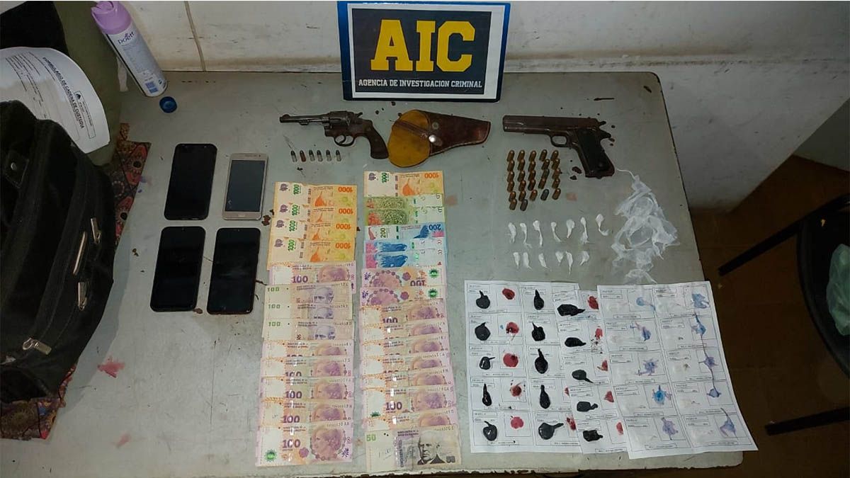 La Agencia de Investigación Criminal allanó una casa en Gaboto y Juan de Garay en busca de dos personas que finalmente fueron encontradas