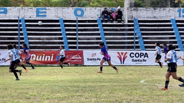 Se juegan 25 partidos de fútbol este fin de semana en toda la provincia de Santa Fe. Se juegan 25 partidos de fútbol este fin de semana en toda la provincia de Santa Fe.