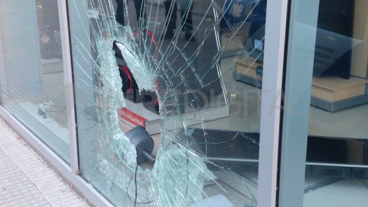 Vandalizaron un negocio en plena peatonal santafesina