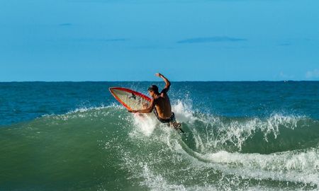 Video viral: un tiburón nadó a escasos metros de un surfista desprevenido. Video viral: un tiburón nadó a escasos metros de un surfista desprevenido.