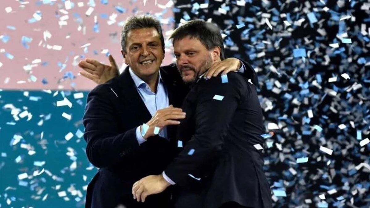 Sergio Massa junto a Leandro Santoro en el búnker de Unión por la Patria.