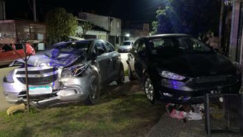 Impactante accidente en Santo Tomé: un auto chocó a otro estacionado y terminaron arriba de la vereda