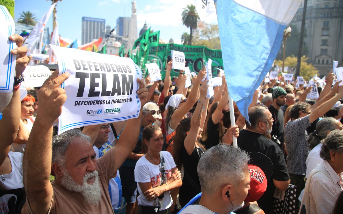 Una gran cantidad de carteles, rezan el título "defendamos télam" tras el cierre de la agencia de noticias, dispuesto por el gobierno nacional. Una gran cantidad de carteles, rezan el título "defendamos télam" tras el cierre de la agencia de noticias, dispuesto por el gobierno nacional.