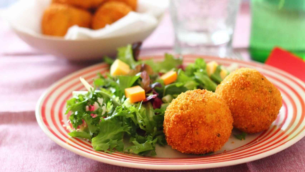 Cómo hacer bombas de arroz rellenas con queso