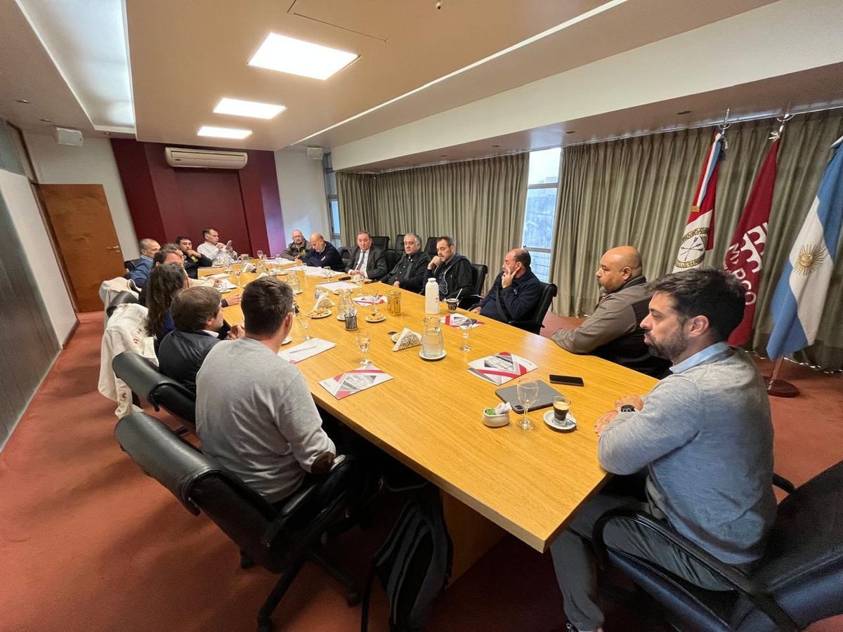 Representantes del gobierno, sindicatos y cámaras empresarias en la mesa tripartita que impulsó la reducción del 17,5% en la accidentabilidad en la construcción en Santa Fe durante 2024. Representantes del gobierno, sindicatos y cámaras empresarias en la mesa tripartita que impulsó la reducción del 17,5% en la accidentabilidad en la construcción en Santa Fe durante 2024.