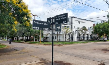 El móvil de AIRE habló con Claudia, una vecina que presenció el intento de robo en la esquina de Patricio Cullen y Estanislao Zeballos, frente a la plaza Matorras. El de ayer fue uno más, lamentablemente los motochorros andan de a dos o tres en una moto, dan vueltas por la zona y uno se baja del auto o colectivo, o viene caminando, los delincuentes se bajan andando, te manotean lo que consiguen y siguen, describió. El móvil de AIRE habló con Claudia, una vecina que presenció el intento de robo en la esquina de Patricio Cullen y Estanislao Zeballos, frente a la plaza Matorras. El de ayer fue uno más, lamentablemente los motochorros andan de a dos o tres en una moto, dan vueltas por la zona y uno se baja del auto o colectivo, o viene caminando, los delincuentes se bajan andando, te manotean lo que consiguen y siguen, describió.