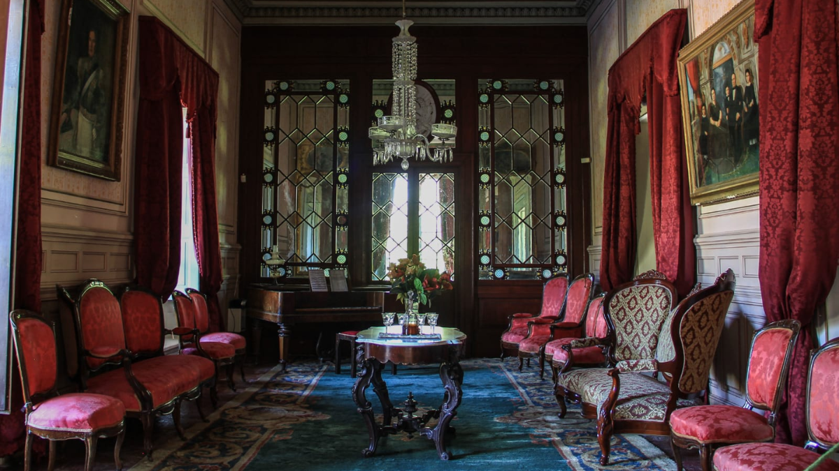 La Sala de los Espejos, es una de las más importantes y fue allí donde los asesinos sorprendieron a Urquiza. La Sala de los Espejos, es una de las más importantes y fue allí donde los asesinos sorprendieron a Urquiza.