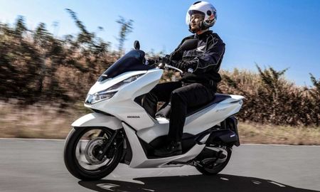 La Honda PCX 160 presenta un diseño renovado y moderno, con líneas suaves y faro delantero LED de doble óptica. La Honda PCX 160 presenta un diseño renovado y moderno, con líneas suaves y faro delantero LED de doble óptica.