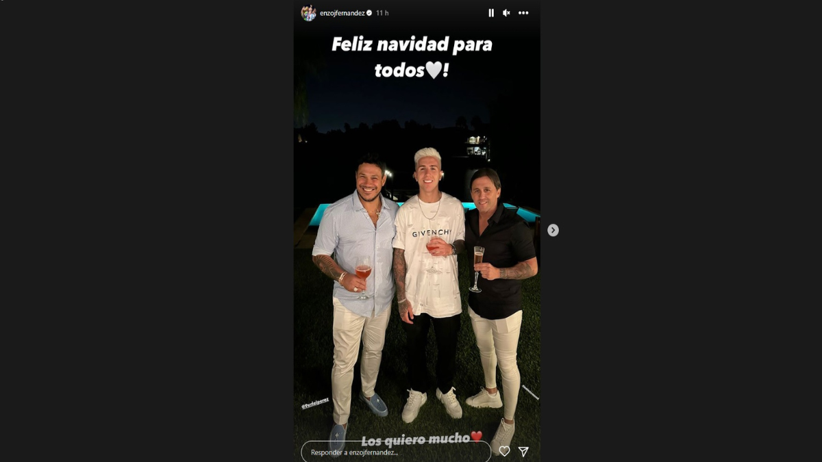 El futbolista compartió una foto donde se lo ve teñido de rubio.