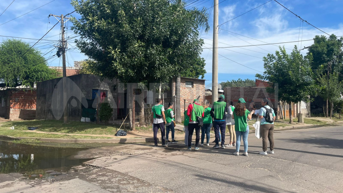 El personal municipal está identificado con pecheras, uniforme de trabajo e identificación con nombre, apellido y DNI. El personal municipal está identificado con pecheras, uniforme de trabajo e identificación con nombre, apellido y DNI.