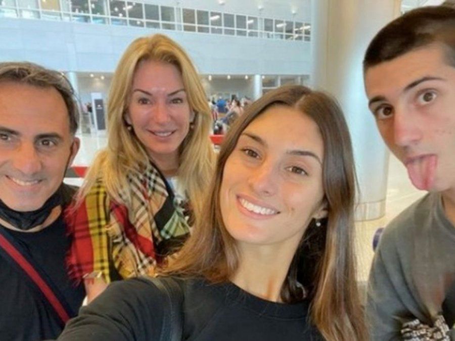 Yanina Latorre y toda su familia fueron inmunizados en Miami. La panelista mostró en Instagram el proceso: Hay que bajar un código