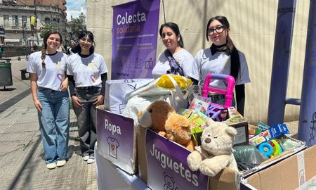 Estudiantes de la FADU UNL realizaron una colecta solidaria junto a Mamás Sustitutas. Estudiantes de la FADU UNL realizaron una colecta solidaria junto a Mamás Sustitutas.