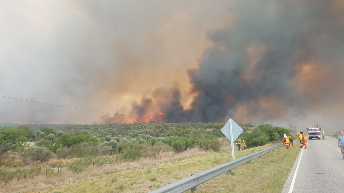 La provincia de San Luis se ve afectada por un incendio forestal que avanza por los fuertes vientos.