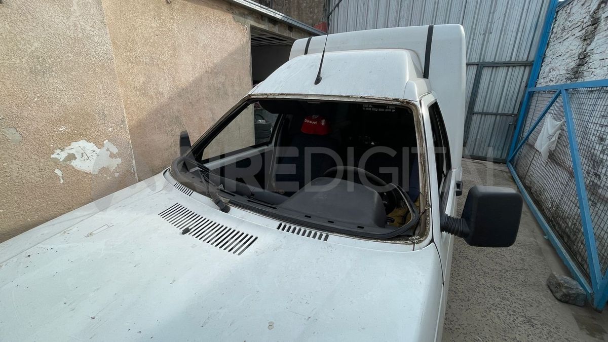 Destruyeron el parabrisas de una camioneta Fiat Fiorino