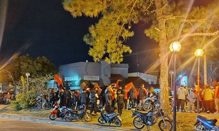 Nuevo banderazo en Colón: este miércoles, los hinchas del sabalero volvieron a manifestarse contra el presente del club. Nuevo banderazo en Colón: este miércoles, los hinchas del sabalero volvieron a manifestarse contra el presente del club.