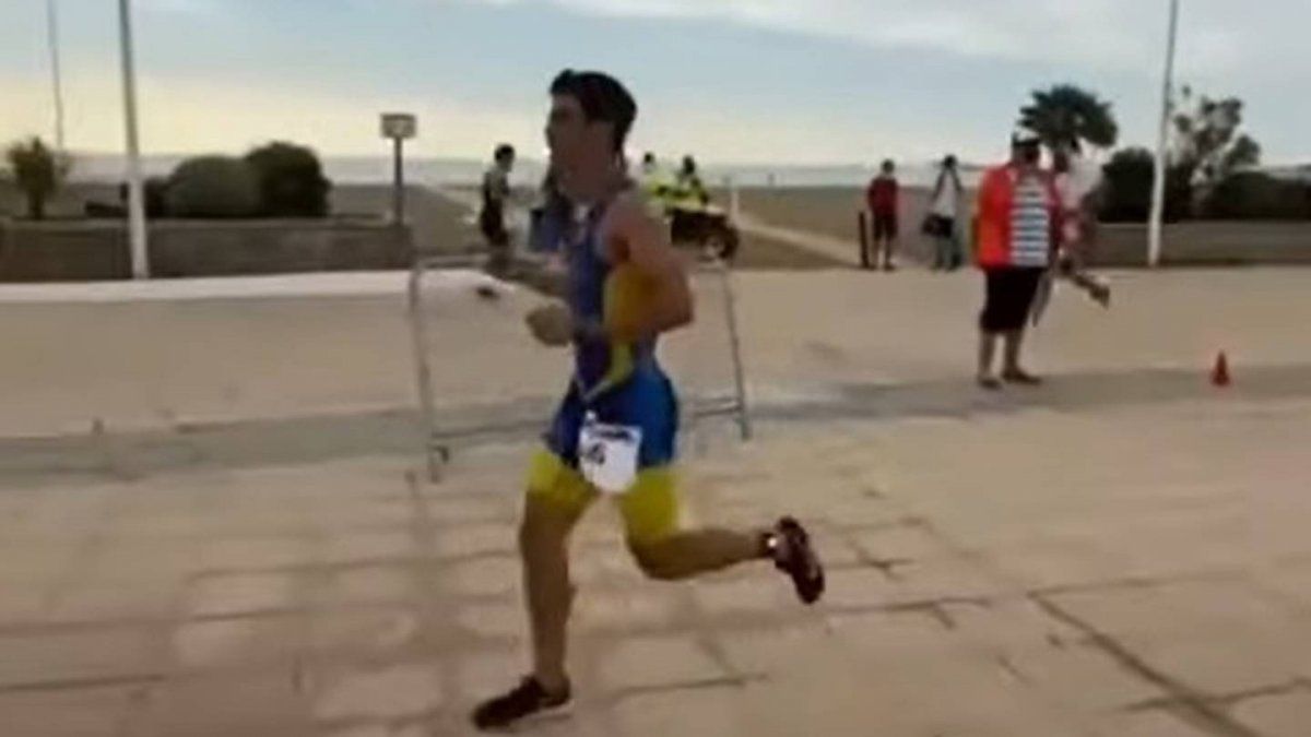Video viral: joven pierde un triatlón por festejar la victoria antes de tiempo.