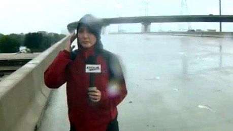 Periodista salva la vida de un hombre mientras cubría el huracán Harvey