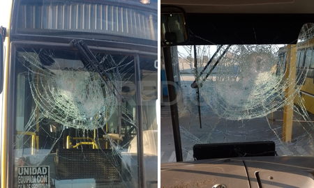 Camino a Santa Fe, un colectivo de la línea C fue agredido por un piedrazo: volaron vidrios para todos lados dijo el chofer. Camino a Santa Fe, un colectivo de la línea C fue agredido por un piedrazo: volaron vidrios para todos lados dijo el chofer.
