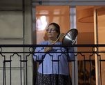Pasadas las 20 horas del jueves, vecinos de numerosas localidades de la Argentina salieron a los balcones golpeando cacerolas.&nbsp;