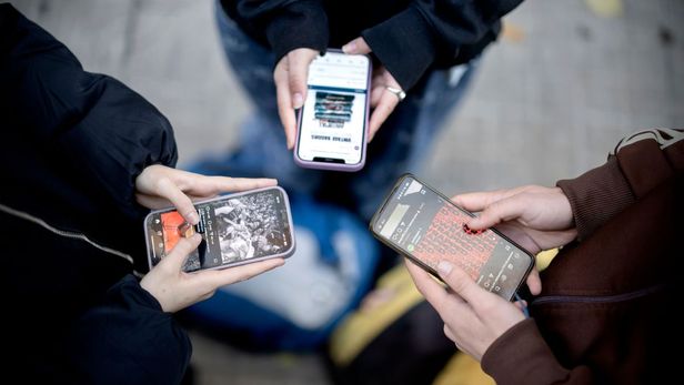 Una investigación del Conicet y la Universidad Austral advirtió sobre la creciente participación de adolescentes en desafíos virales en redes sociales. Una investigación del Conicet y la Universidad Austral advirtió sobre la creciente participación de adolescentes en desafíos virales en redes sociales.