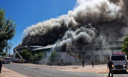 El incendio continúa en la fábrica de Gualeguay, donde trabajan Bomberos Zapadores. El incendio continúa en la fábrica de Gualeguay, donde trabajan Bomberos Zapadores.