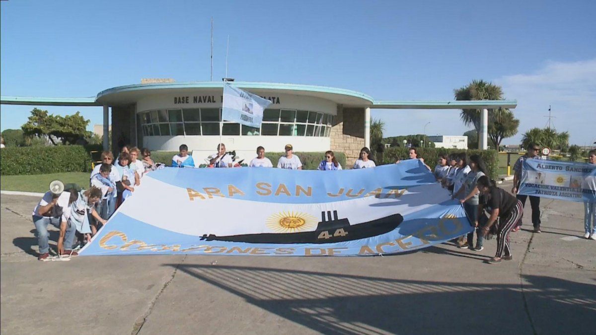 Banderazo de los familiares del ARA San Juan en la Base Naval de Mar del Plata