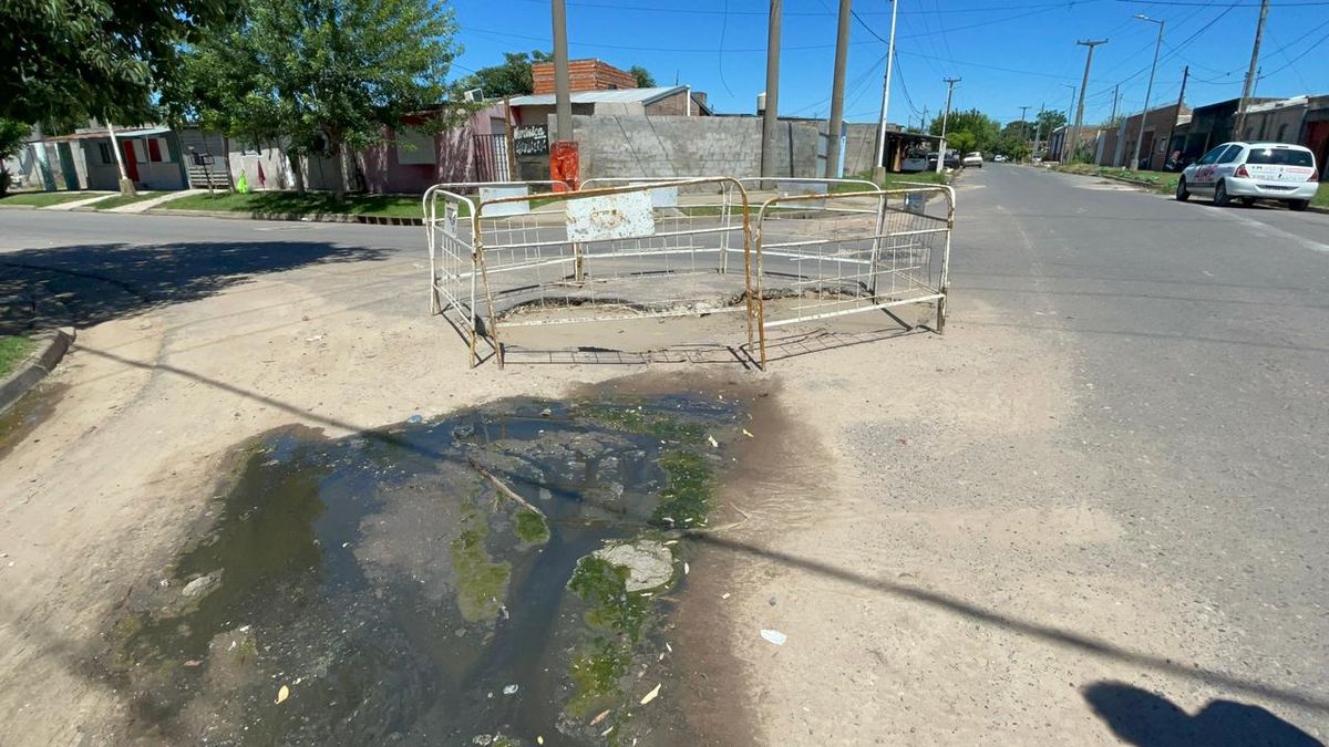 Vecinos de Guadalupe Oeste denuncian desbordes cloacales desde hace meses sin soluciones concretas. Vecinos de Guadalupe Oeste denuncian desbordes cloacales desde hace meses sin soluciones concretas.