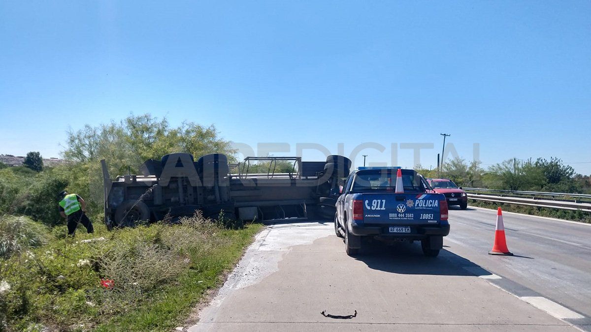 A raíz del siniestro, una parte del camión quedó sobre la calzada y la otra terminó en la banquina. Afortunadamente, el hecho no dejó personas heridas.