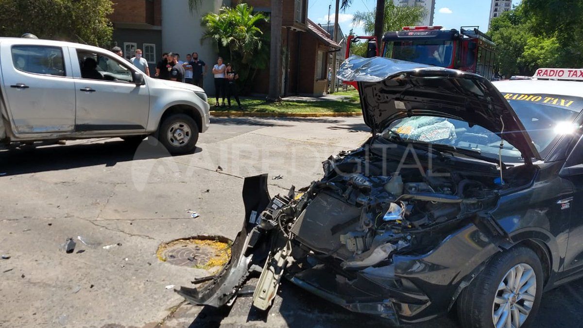 En cuanto al choque, por el momento se desconocen las causas que lo generaron pero por cómo quedaron los vehículos se presume que, al menos uno de los conductores, iban a alta velocidad. Es que a raíz de la colisión, la camioneta volcó.