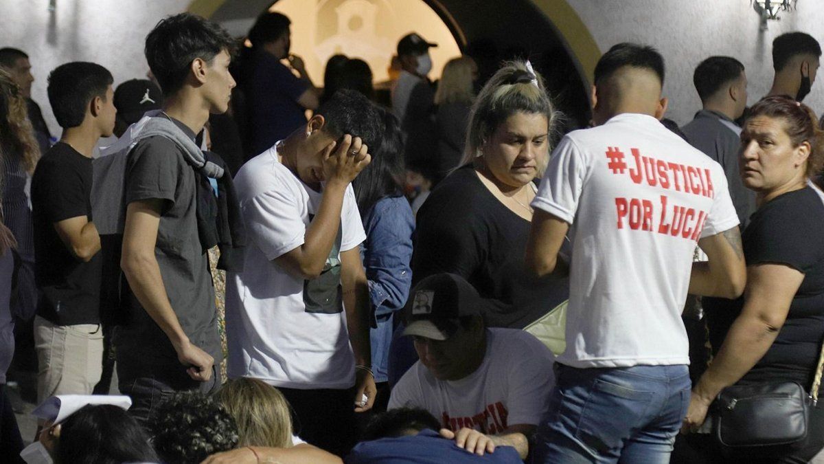 Uno de los momentos más emotivos ocurrió cuando la familia de Lucas llegó hasta la casa velatoria, en una caravana de automóviles acompañada por bocinazos y recibida por los aplausos de más de 100 personas que los esperaban afuera.