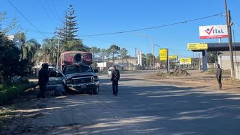 La camioneta F100 involucrada en el choque del sábado a la noche continuaba en el lugar del siniestro el domingo a la mañana.