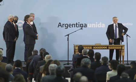 Este lunes asumió Manzur como jefe de Gabinete. Este lunes asumió Manzur como jefe de Gabinete.
