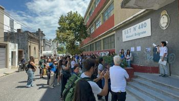 La escuela Belgrano Técnica también realizó un abrazo simbólico contra la propuesta salarial