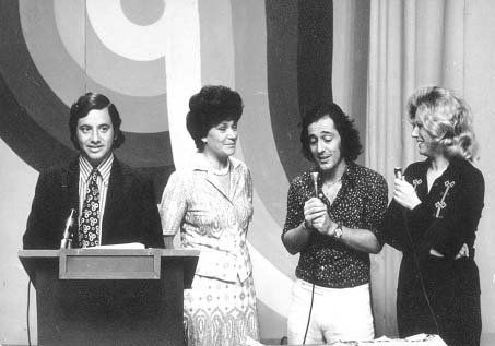 HOLA SHOW, programa para la juventud y la familia, que inició la televisión local en vivo a la mañana. Conducía Carlos Mario Peisojovich. En la foto, de izq. a der.: Lucho Cattania, Cristina Buchara, el “Peiso” y Duilia Ciuffo. Archivo: Para Conocernos.