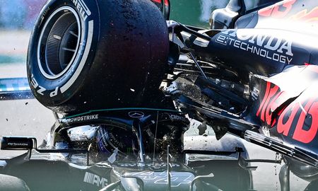 Max Verstappen recibió una penalización por la maniobra que puso en riesgo a Lewis Hamilton en el GP de Monza, de la Fórmula 1.