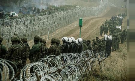 Más de 200 migrantes intentaron ingresar a Polonia ilegalmente desde Bielorrusa, pero fueron interceptados por la Guardia Fronteriza polaca. Más de 200 migrantes intentaron ingresar a Polonia ilegalmente desde Bielorrusa, pero fueron interceptados por la Guardia Fronteriza polaca.