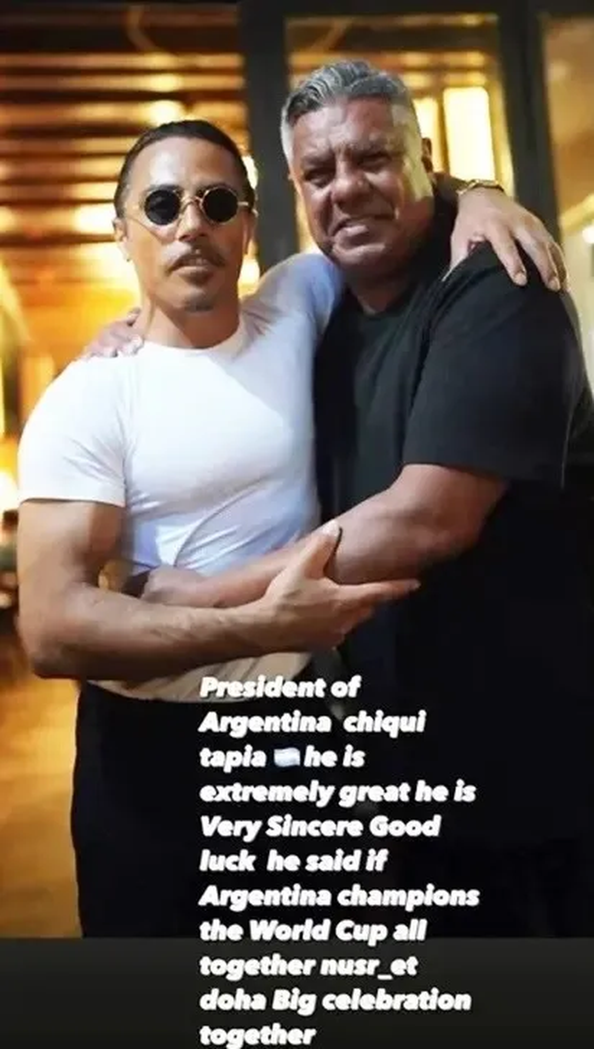 Salt Bae confundió al Chiqui Tapia con Alberto Fernández.